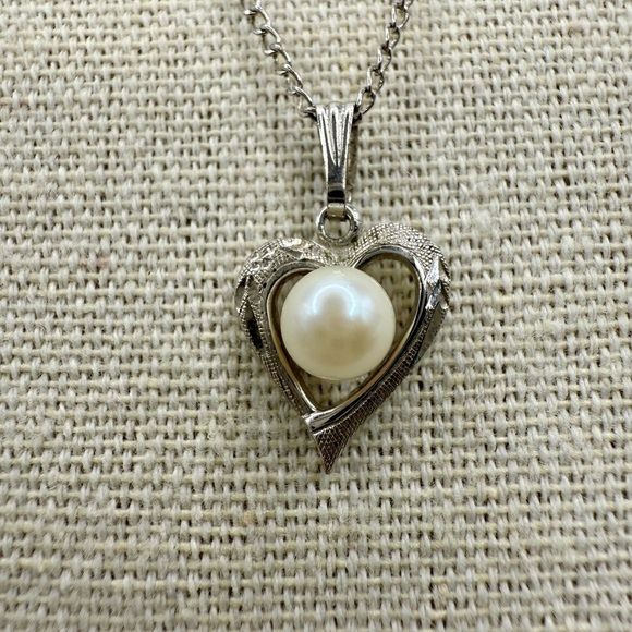 Dainty .925 Silver Heart with Pearl Pendant on‎ Sterling Silver Necklace - Picture 2 of 8